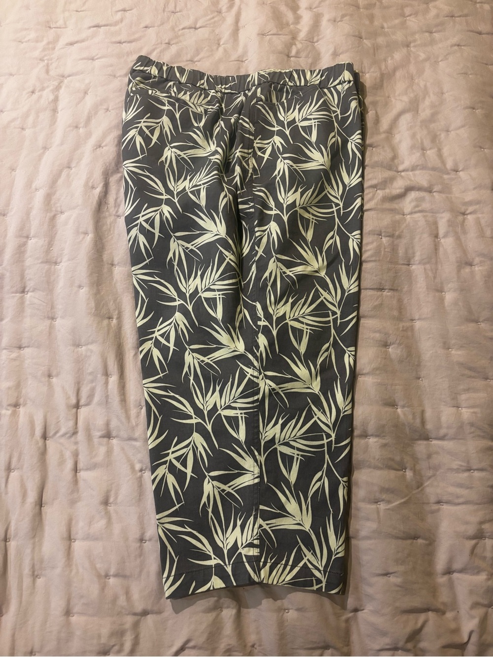 Women’s khaki crop pants 0611